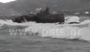 «Έπνιξαν» τα κύματα το Κάστρο της Νάουσας Πάρου! (Βίντεο)