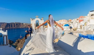 Γάμοι τουριστών στην Ελλάδα: Ζευγάρια πληρώνουν… 160.000 ευρώ για μια τελετή
