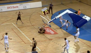 Απίστευτο σκηνικό σε αγώνα μπάσκετ: Πρώην παίκτης της Καρδίτσας κάρφωσε και τον καταπλάκωσε η μπασκέτα [βίντεο]