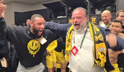 ΑΕΚ: O Ηλιόπουλος ανακοίνωσε πριμ 500.000 ευρώ στα αποδυτήρια και πήδηξε πάνω στον Μουκουντί (βίντεο)