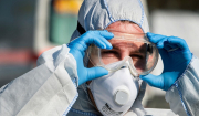 Kορωνοϊός: Τα σταγονίδια του ιού μπορούν να ταξιδέψουν έως 8 μέτρα, προειδοποιεί καθηγήτρια του ΜΙΤ