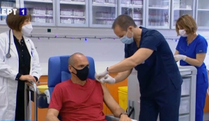 Κοροναϊός : Εμβολιάστηκε ο γραμματέας του ΜέΡΑ25, Γιάνης Βαρουφάκης