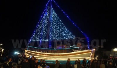 «Άναψε» το μεγαλύτερο χριστουγεννιάτικο παραδοσιακό σκαρί της Ελλάδας στην Παροικία Πάρου!