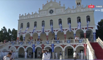 Δεκαπενταύγουστος: Χιλιάδες πιστοί προσκυνούν την εικόνα της Παναγίας στην Τήνο (βίντεο)