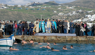 Με ιδιαίτερη λαμπρότητα και μεγαλοπρέπεια εορτάστηκαν και φέτος τα Θεοφάνεια στη Μύκονο