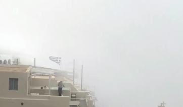 Σαντορίνη: Πέπλο ομίχλης κάλυψε την Καλντέρα (βίντεο)