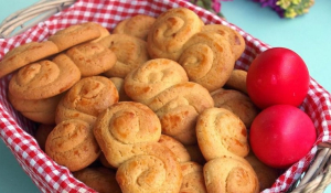 Συνταγή: Πασχαλινά κουλούρια – Σμυρναίικα, με φρέσκο βούτυρο