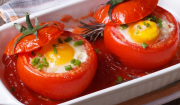 Συνταγή για ντομάτες γεμιστές με αυγό και φέτα