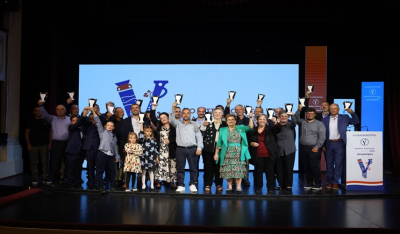 Τα «17α Βραβεία Ποιότητας» του Γαστρονόμου ταξίδεψαν στη Σύρο και τίμησαν Κυκλαδίτες παραγωγούς. Από την Πάρο βραβεύτηκαν το Οινοποιείο Μωραΐτη και η μαγείρισσα Μαρία Αναγνωστοπούλου-Κατσουνά