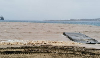 Πάρος - "Διομήδης": Η θάλασσα χρωματίστηκε καφέ! Άγριος, κρύος βοριάς και συνεχής βροχόπτωση το "κοκτέιλ" της κακοκαιρίας στο νησί (Βίντεο)