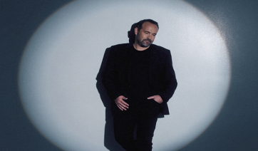 Ο Κώστας Μακεδόνας παρουσιάζει το νέο του τραγούδι