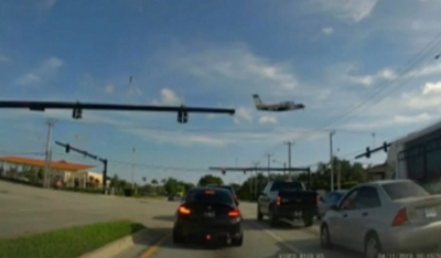 Εικόνες που σοκάρουν από τη Φλόριντα: Αεροπλάνο πέφτει σε καλώδια και συντρίβεται [βίντεο]