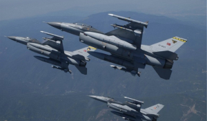 Αμερικανικά και ελληνικά πολεμικά αεροσκάφη πέταξαν πάνω από τα Σκόπια και χαιρέτισαν την ένταξη της χώρας στο ΝΑΤΟ