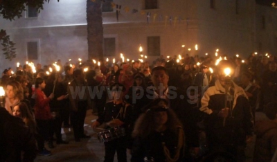 Επετειακή λαμπαδηφορία στην Παροικία το βράδυ της 25ης Μαρτίου στην Πάρο