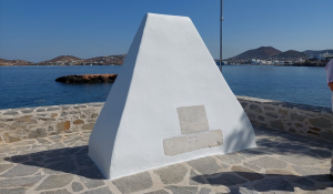 Πάρος: Συγκίνηση στην λιτή τελετή απόδοσης τιμών στο Μνημείο των Γάλλων Ναυτικών που χάθηκαν σε ναυάγιο το 1833
