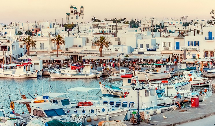 Η κοριτσοπαρέα πάει στην Πάρο!