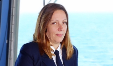 Χρυσούλα Λιανού: Από τη Νάξο στη Γέφυρα – μια γυναίκα που χαράζει πορεία στην ακτοπλοΐα