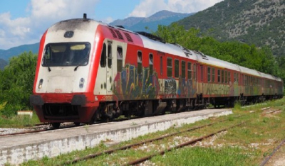 Σύγκρουση Προαστιακού με φορτηγό που παραβίασε τη διάβαση και... βρέθηκε πάνω στις γραμμές στη Χαλκίδα