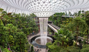 Μέσα στο καλύτερο αεροδρόμιο του κόσμου με τους τροπικούς κήπους, τους κινηματογράφους και τον εντυπωσιακό καταρράκτη, δείτε βίντεο