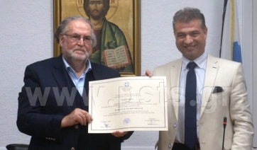 Ο διακεκριμένος αρχαιολόγος, τέκνο της Πάρου, κ. Διαμαντής Τριαντάφυλλος ανακηρύχθηκε επίτιμος δημότης του νησιού