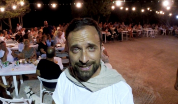 Πάρος: Όταν ο «Mr. Survivor» Γιώργος Λιανός τραγούδησε σε τρελά κέφια σε πανηγύρι!