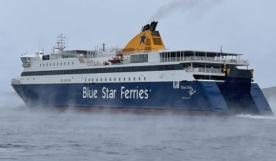Πάρος - Κακοκαιρία “Ελπίς”: Το πλοίο “Blue Star Paros”προσεγγίζει το “καπνισμένο” λιμάνι του χιονισμένου νησιού! Μοναδικές εικόνες του σπάνιου φαινομένου!