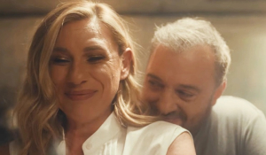 Η πασχαλινή διαφήμιση των Jumbo με Φερεντίνο και Καραβάτου που διχάζει τα social media - «Το γέλιο ρίχνει τη χοληστερίνη….!».