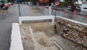 Πάρος: Η Νάουσα υπό βροχή είναι «όνομα και πράμα»! - Πλημμύρισε το ποτάμι της εξαιτίας της καταιγίδας  (Βίντεο)
