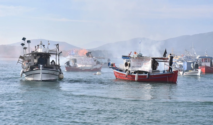 Αποκλεισμένο από στεριά και θάλασσα το λιμάνι του Βόλου (βίντεο)