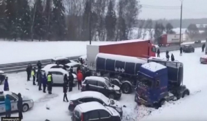 Σφοδρή χιονοθύελλα παρέλυσε τη Μόσχα – Καραμπόλες και ματαιώσεις πτήσεων στα αεροδρόμια
