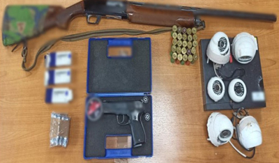 Συνελήφθη 66χρονος ημεδαπός στα Άνω Λιόσια, για κατοχή ναρκωτικών ουσιών, βία κατά υπαλλήλων και παράβαση των νομοθεσιών για τα όπλα και τα προσωπικά δεδομένα