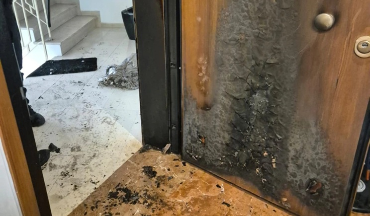 Επίθεση στο γραφείο του Χάρη Θεοχάρη: Άγνωστοι έβαλαν φωτιά στην είσοδο (βίντεο)