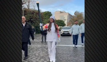 Η Κίμπερλι Γκιλφόιλ έτρεξε από την Ακρόπολη έως το Καλλιμάρμαρο στη λαμπαδηδρομία για τους Χειμερινούς Ολυμπιακούς Αγώνες (βίντεο)