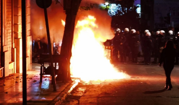 Επέτειος Γρηγορόπουλου: Επεισόδια μετά τις πορείες σε Αθήνα και Θεσσαλονίκη - Οδομαχίες στα Εξάρχεια