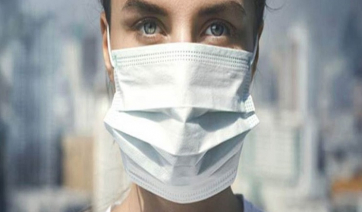 500 επιδημιολόγοι απαντούν: «Πότε να βγάλουμε τη μάσκα» -Τι λένε για αγκαλιές, αεροπλάνο, γάμο