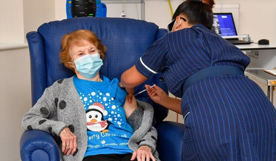 Κορωνοϊός - Βρετανία: 90χρονη έκανε το πρώτο εμβόλιο