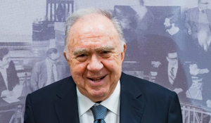 Μύκονος: Ο Σωκράτης Κόκκαλης βάζει θεμέλια στο ξενοδοχείο του