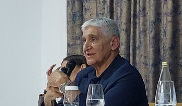 Πάρος: Δείτε τι απάντησε ο θρύλος του Μπάσκετ Παναγιώτης Γιαννάκης σε πρόσκληση του Δημάρχου του νησιού (Βίντεο)