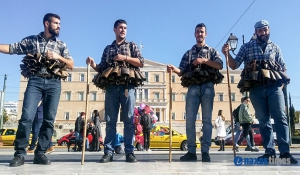 Έκλεψαν την παράσταση οι Κουδουνάτοι και οι Κορδελάτοι της Νάξου στο κέντρο της Αθήνας