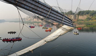 Ινδία: Η στιγμή της κατάρρευσης της γέφυρας - Στους 132 οι νεκροί