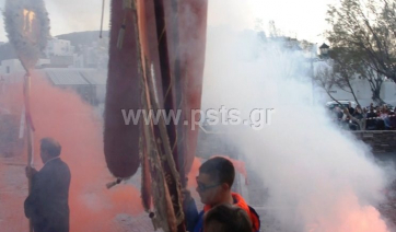 Πάρος: Οι «μπουρλοτιέρηδες» τήρησαν το Πασχαλινό έθιμο και έβαλαν «φωτιά» στη Νάουσα!