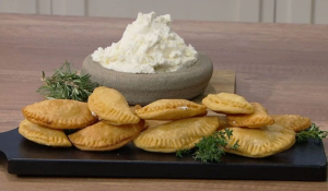 Τυροπιτάκια με βραστή ζύμη και ξινομυζήθρα Νάξου (βίντεο)