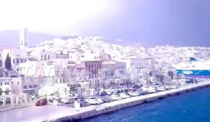 Η νύχτα έγινε μέρα στη Σύρο! «Έλαμψε» το νησί από το πλοίο Blue Star Naxos! (Βίντεο)