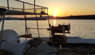 Ονειρική διάθεση, νησιώτικος ρυθμός, ταξιδιάρικη νοσταλγία στο ολοκαίνουργιο παριανό τραγούδι «Μελτεμάκι»!