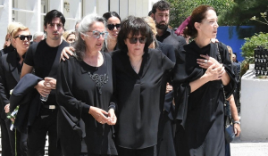 Νόνικα Γαληνέα: Συντετριμμένες οι κόρες της στην κηδεία της - Ποιοι έδωσαν το «παρών»