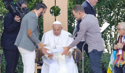 Ιταλία: Ένας Ισραηλινός και ένας Παλαιστίνιος αγκαλιάστηκαν μπροστά στον Πάπα Φραγκίσκο