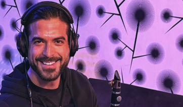 Άρης Μουγκοπέτρος: Ποιος είναι ο δεξιοτέχνης του κλαρίνου που έχασε τα δάχτυλά του από έκρηξη κροτίδας (βίντεο)
