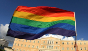 Πρώτο θέμα στον βρετανικό Guardian η ψήφιση του νομοσχεδίου – «Ελλάδα, η πρώτη ορθόδοξη χώρα που τον νομιμοποιεί τον γάμο ομοφύλων», λένε διεθνή ΜΜΕ