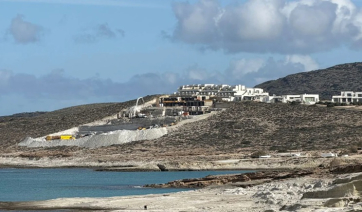 Μήλος: Συνεχίζεται η καταστροφή της παραλίας του Μύτακα παρά τις νομικές ενέργειες - Βίντεο με το πεντάστερο White Coast