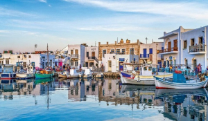 BBC για Ελλάδα: «Τα νησιά των διακοπών όπου οι ντόπιοι δεν έχουν πού να μείνουν» - Αναφορά στην Πάρο